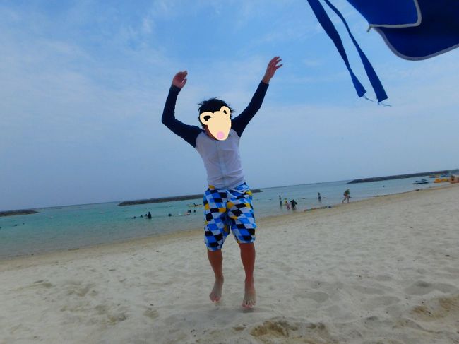 マエザトビーチを背に　ジャーンプ！<br />飛べてない(^_^;)<br /><br />そろそろ体が冷え切ってきたので、大浴場でさっぱりして<br />夕飯の予約をしているので　街に出よう♪