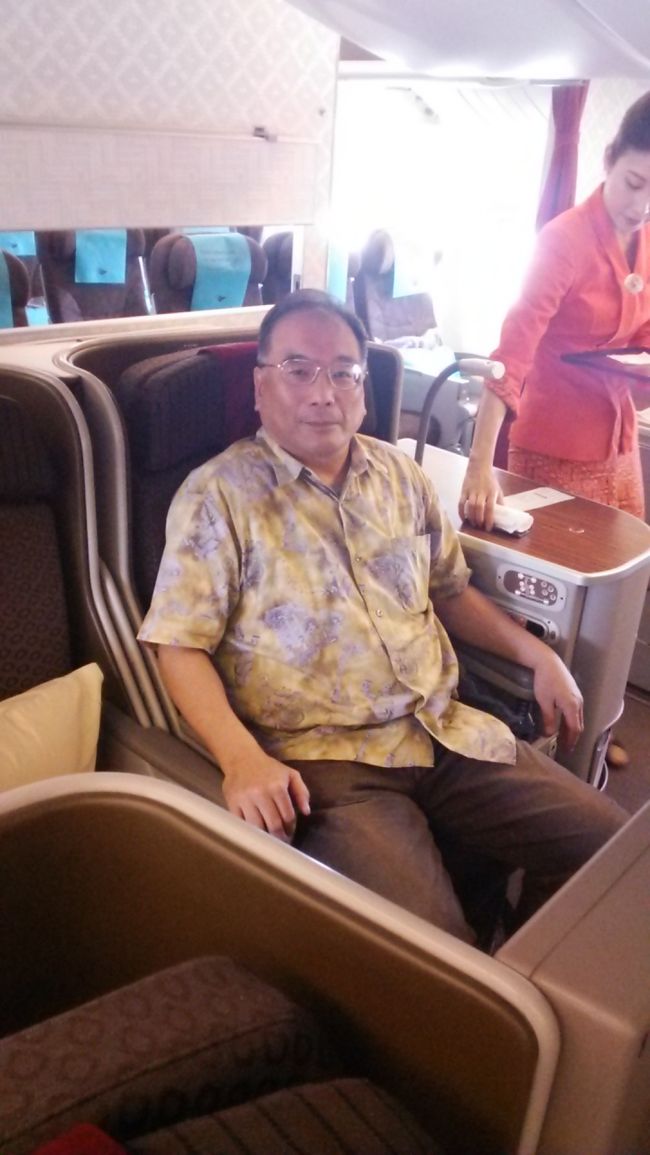 初めて利用するガルーダインドネシア航空。今回は奮発してビジネスクラスで移動。