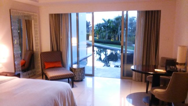 シェラトン・クタにチェックイン。部屋はデラックスルームでした。窓の向こうはラングーンでさらに隣のビーチウオーク（クタにある最新のショッピングモール）です。