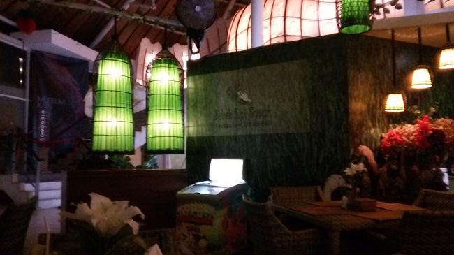 夕食は，ビーチウオーク内のベベ・テピ・サワというインドネシア料理店でした。サティと手羽焼きが美味しかった！