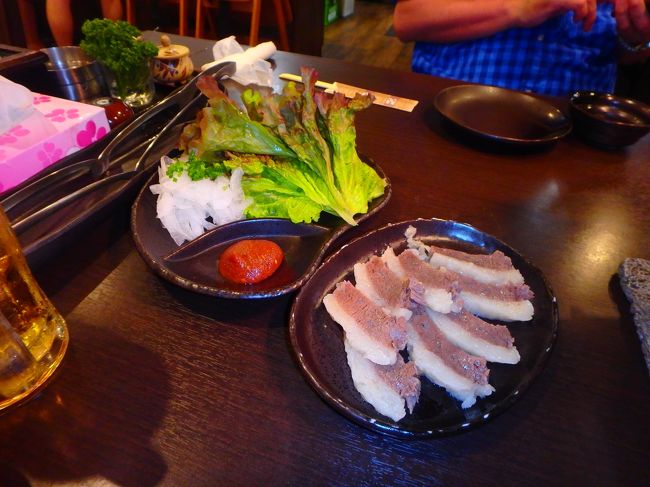 ２か月以上前からの予約でも１８時半以降の予約しか取れなかった！<br />早くしないと　売りの「焼きしゃぶ」が売り切れるって？心配だああ<br />でもセーフ♪<br />お店のお姉さんおすすめ「限定１０皿塩バラ」サンチュに玉ねぎとたれ、ばら肉を巻いていただきます<br />ほろっととろけるお肉　美味しい<br />