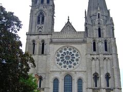 シャルトル・ノートルダム大聖堂　Cathedrale Notre-Dame de Chartres

う〜ん・・　もっと天気が良ければなぁ・・。