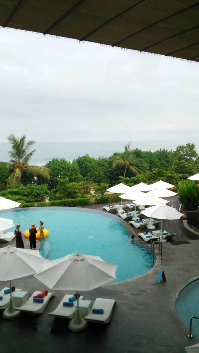 シェラトンホテルのプール。向こうにはクタビーチが広がる。