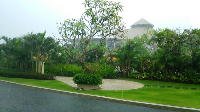 突然のスコールでホテルに避難。幸い濡れずに済みました。