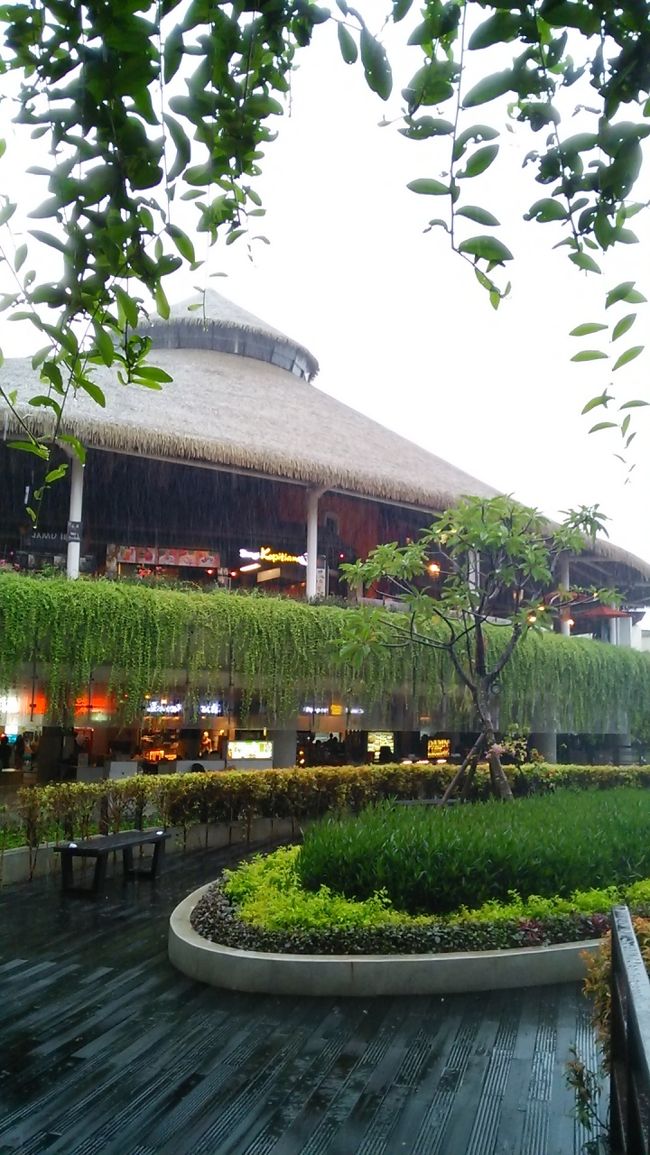 雨でも濡れずに行けるビーチウオークでショッピングと夕食をとる。