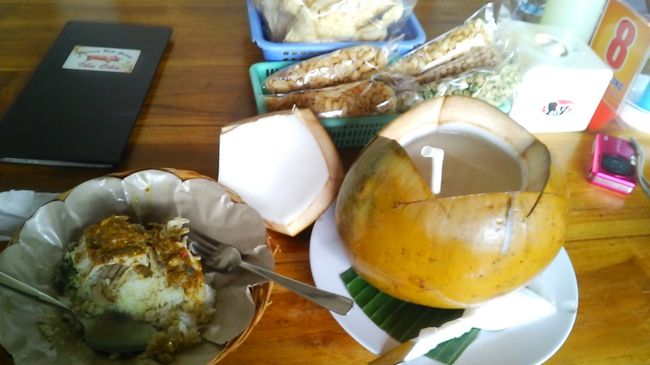 バビグリンスペシャルとココナッツジュースをいただく。