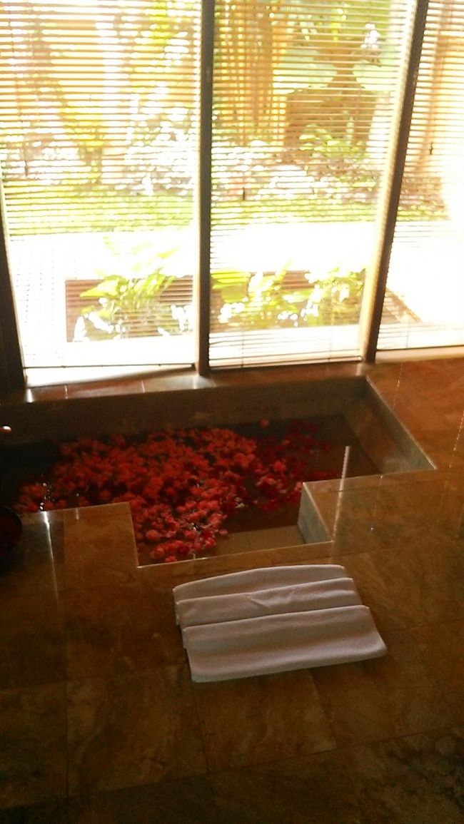 バスルームはバラのフラワーバス。