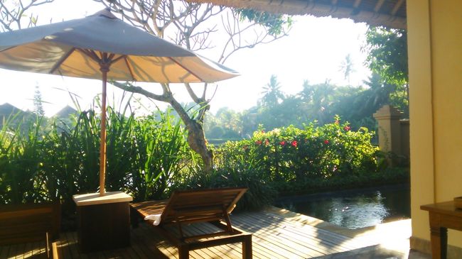 ヴィラにも朝日があたり始めました。快晴の気持ちい朝です。