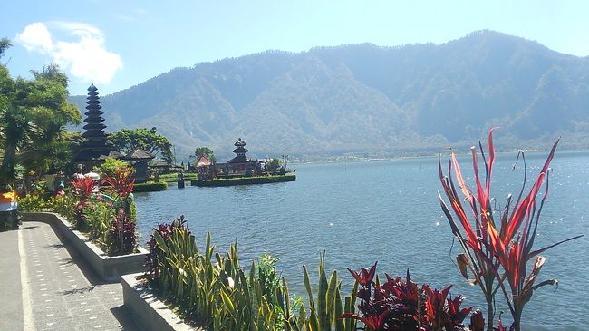 ケトッ君の車でウルン・ダヌ・ブラタン寺院に到着。ウブドから１時間半程度の距離。快晴のブラタン湖に浮かぶように立つ寺院に感動。