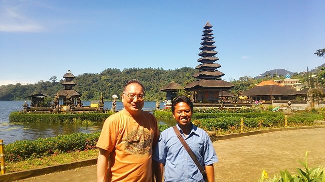 ケトッ君とウルン・ダヌ・ブラタン寺院をバックにツーショット。