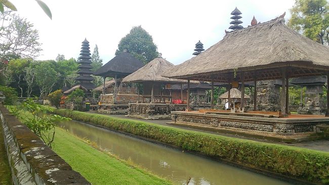 堀に囲まれたタマン・アユン寺院