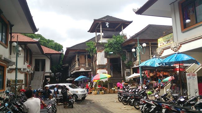 新しくなったウブド市場に久しぶりに立ち寄るが，お土産を購入する意欲はない。