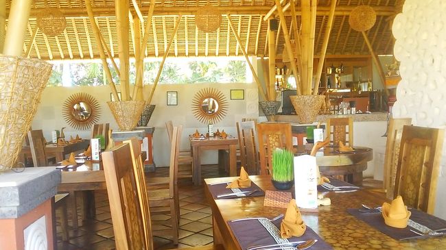 昼食はウブドのはずれのベベ・テガ・サリ