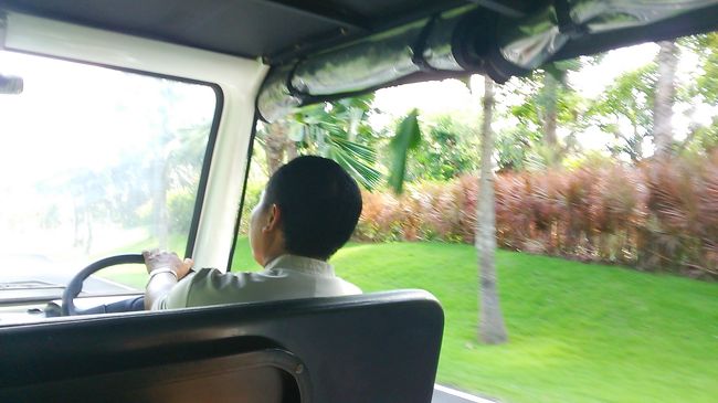 広大な敷地なのでホテルロビーからヴィラまではバギーで移動。