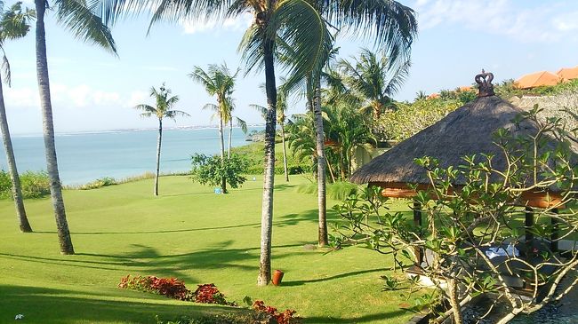 ヴィラの庭からジンバラン湾を望む