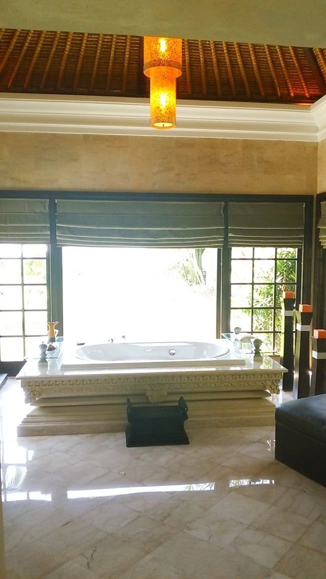 バスルームの向こうは広大なガーデンが広がっている。