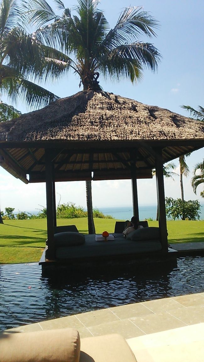 プールの向こうは昼寝のできるバレ。その先にはインド洋が見渡せる。