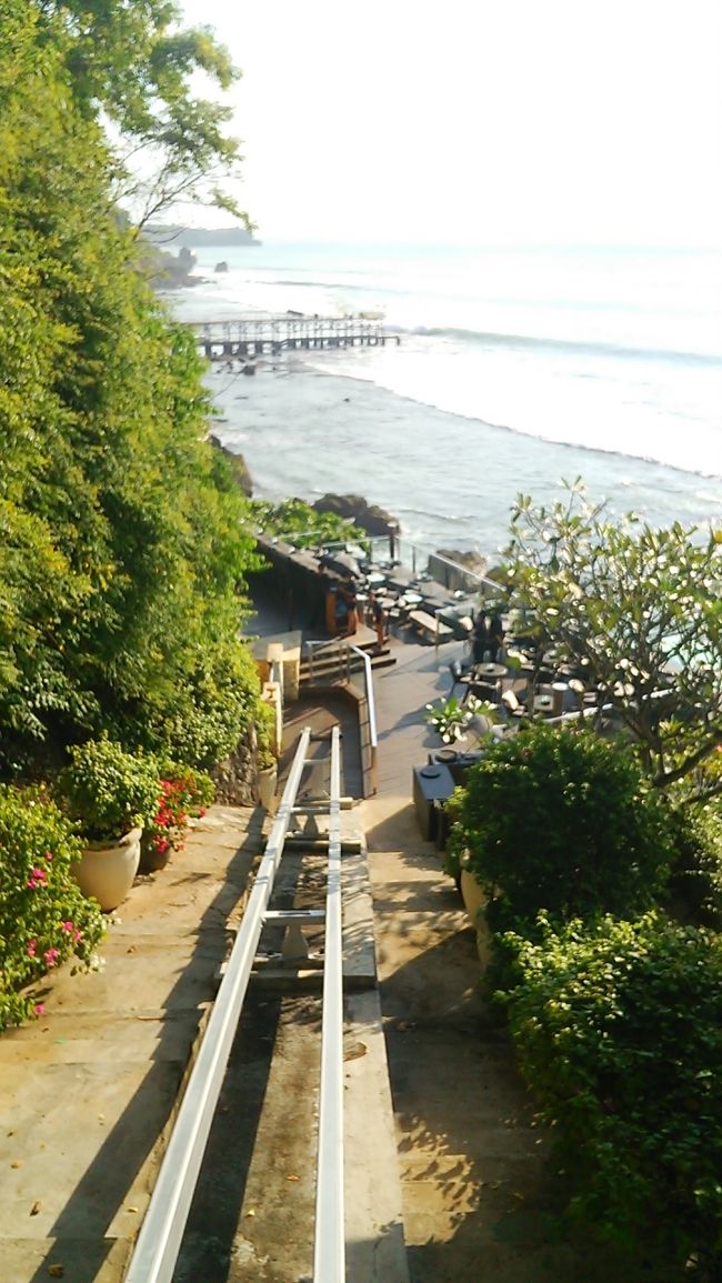 有名なロックバーに向かう。海岸線にある為､ケーブルカーで岸壁を下る。ホテルの宿泊者優先なのがうれしい。