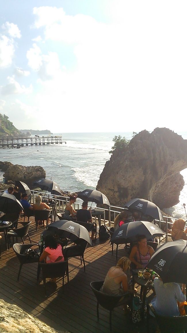 サンセットを待つ間，直射日光を避けるために黒の日傘を貸してもらえる。面白い光景。