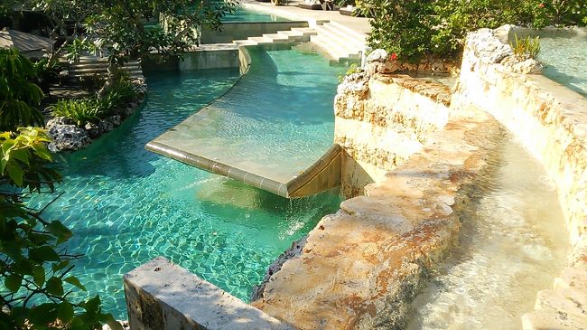 ダヴァの下は美しいプール