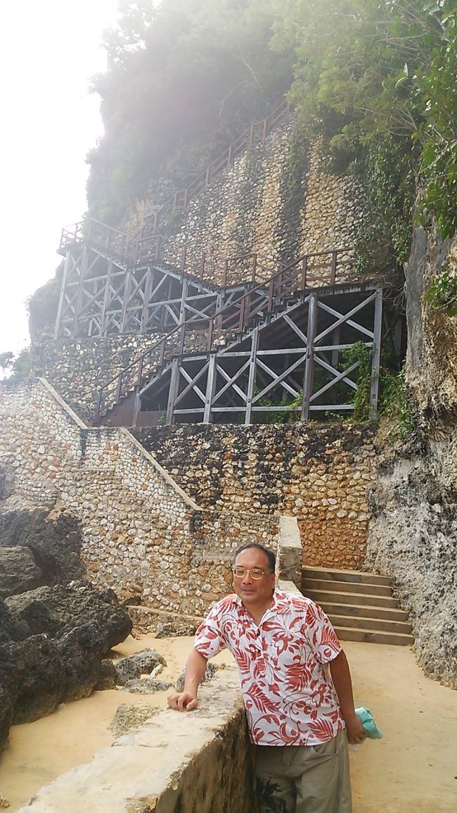 行はよいよいの階段を下りてクブビーチに到着。