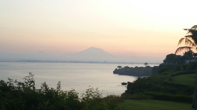 ヴィラからジンバラン湾越しに朝日が昇るアグン山を望む。