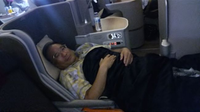 リクライニングでベットになったシートで成田まで就寝。