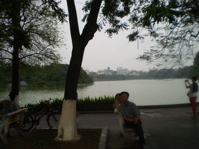 　　ホアンキエム湖畔