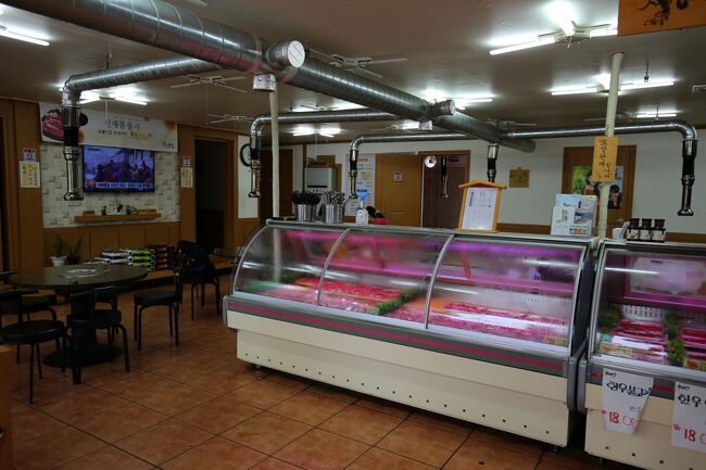 お肉屋さん兼食堂<br /><br /><br />