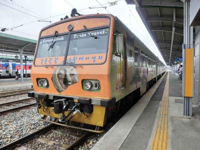 入線してきた列車を見て、観光列車か？と思うぐらい派手派手な車両でした。