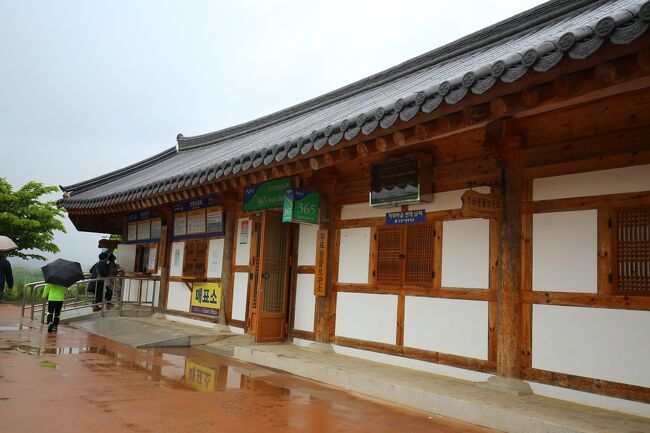 バスを降りると、チケット売場があります。<br /><br />ここでチケットを購入します。