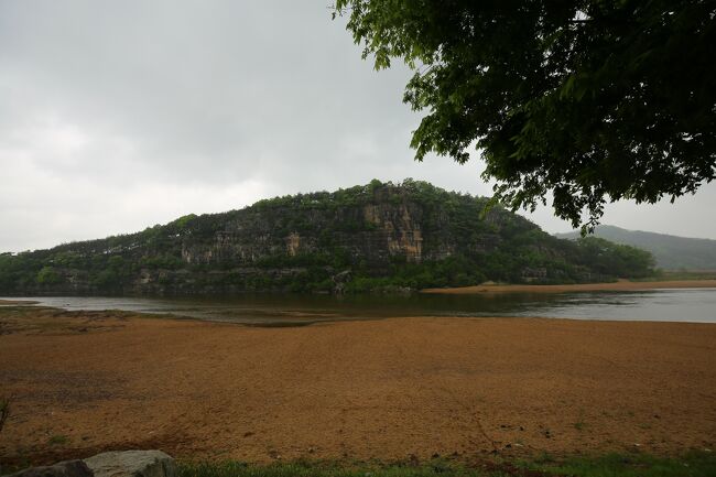 洛東江(ナットンガン)の向こうに見えるのが、芙蓉臺（プヨンデ）です。<br />2009年のＧＷ（６年前）に来た時は芙蓉臺に昇りました。<br /><br />