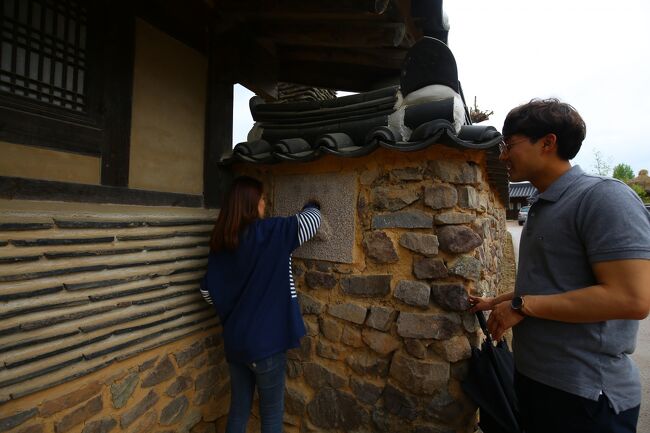 嘘をついてこの穴に手を入れてはダメよと思いながら自分も手を突っ込みましたが、何もおこりませんでした。<br /><br />後で調べたら、小さな穴の中は庶民の人が食事に困った時に穀物などの食料が入っていたのだそうです。