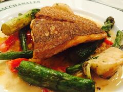 ゴハンは最近お気に入りのオーバカナル。

今日は珍しくお魚を頂いてみました。

真鯛のポワレ白ワインソース。