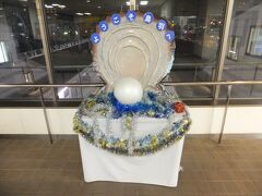 鳥羽駅に到着しました。鳥羽と言えば真珠と言うことでこんな飾りがありました。