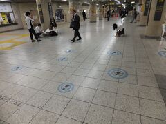 ちょうどこの日は地下鉄の駅を利用して美術系の大学生がイベントを行っていました。床にある足跡もそのひとつのようです。