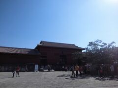 那覇空港到着後は其々行きたい場所が違うので３組に分かれてレンタカーで出発。
私達はいつも利用するフジレンタカー。ガソリン満タン返し不要プランは給油の手間無くギリギリまで観光できるので便利。気に入ってます。
アップグレードしたクラスの車を用意してくれたりサービスの良いレンタカー会社です。

まずは初沖縄のYuが同行してるので首里城へ。
とりあえず一応見せとかなくちゃです。
かれこれ２０年くらい昔、初沖縄で首里城に行った時は何となく人工的というか、いかにも〜な観光スポットという感じがしてそれほど良いとは思わなかった私。
沖縄初めてという同行者にお付き合いして何度も行くうちに段々良さが分かるようになりました。
首里城も中々奥が深いですね。