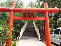 日治時代の霧ケ丘神社(現徳龍宮)。

鳥居の先の階段には、鎮圧部隊の味方蕃によって馘首された敵蕃の首が並べられたという。