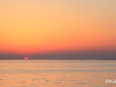 夕日を見ようと急いで霞ヶ浦へ。
海に沈む夕日が綺麗に見えるポイントへ連れていってもらうと…、
ギリギリ夕日見れた〜！