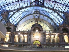 フランクフルトからベルギーのブリュッセルまでは１時間ほどのあっという間のフライトです。

同じ飛行機に、同じように一人旅の日本人女性が二人ほどいまして、現地で一緒にごはんしたりしようねと、連絡先などを交わし、そのうち１人の方は私と行程がまったく同じだったので、ここからの移動はその彼女と一緒に動くことが多くなることとなります。

一人旅といっても、こうして複数で動くことによって、ご飯食べるときや移動などがとっても気楽になりますし、いろんな情報交換もできますしね＾＾

まずは、本日の宿泊先アントワープへ移動です。
空港から電車にのって３０分ほど。
写真がそのアントワープ駅です

その駅舎は１００年以上前に建てられたもので、重要文化財となっているそうです。





