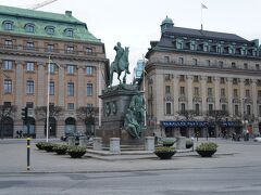グスタフ ・アドルフの銅像と国防省(Regerings)とグスタフ・アドルフ広場(Gustav Adolfs torg)

http://www.regeringen.se/