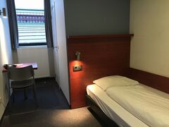 ホテルは駅のすぐ前

Booking.comにて予約しましたが
そこに注意書きで「チェックインが５時を回るときは電話ください」となっていたのがひっかかり、、事前にメールで５時を回りますと連絡したものの、まったく回答がなく、実は到着するまでヒヤヒヤでした。

この期に及んで、、宿がなぃとか。。（ーー；

そんなベルギー１日目を過ごすことにならなくてよかったわ。。

CenturyHotelAntwerpen　１泊　€71.4＋市税

