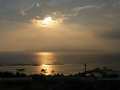 ホテルからの夕景。伊江島のシルエットがキレイでした。