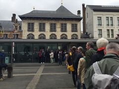 フランダースの犬でネロくんが最期に見た絵を描いた画家ルーベンスの家がこちら

１０時からの開場ですが、すでにチケット売り場には行列ができていました。

画家というのは、生前は貧しいのが定番かと思いきや。。
こちらのお宅は、あまりにも立派で、画家の家というよりは貴族や豪商の邸宅といった感じ。

建物そのものも大きいし、何より作りがあまりに豪華。。