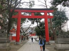 そしてさらに先に進むと花園神社に到着です。新宿総鎮守として江戸時代からあがめられる商売繁盛にご利益のある神社です。
