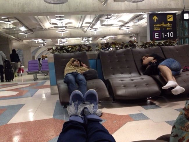 タイ経由でバリ島へ行ってきました。<br />タイ空港での乗り換え時間は３時間ほど。<br />タイ空港は寝れる椅子もあるし、もちろんWIFIも繋がるから快適に過ごせます。