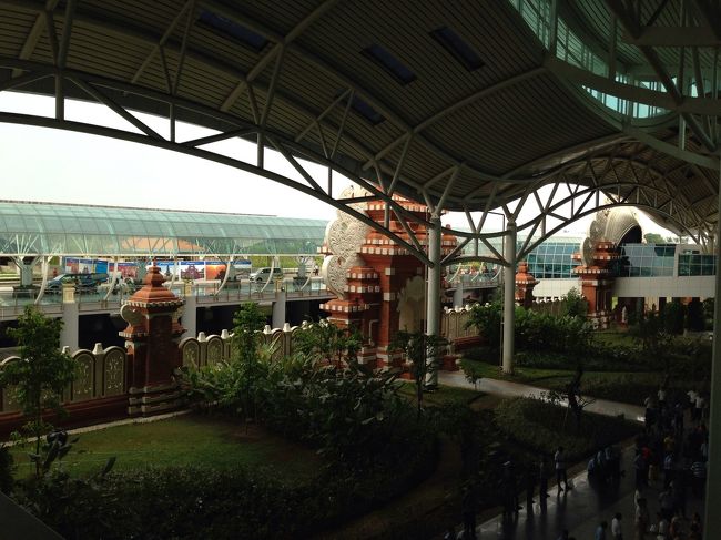 バリ島のNgurah Rai 空港に到着！<br />空港が新しくなってます。広〜い!<br />入国カードも不要になってる。そして、観光ビザが10ドルも値上がりしてる💦25ドル握りしめてたら足りなかったよぉ💦💦<br />入国審査でセーラムーンに似てると意味不明なことを言われ、無事入国！<br />