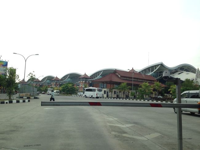 Booking.comの有料シャトルサービス（200000Rp）を利用して、宿泊先のサヌールへ移動。運転手さんは英語が喋れるので、移動中宿泊するホテルがとても良い選択だと教えてくれました。