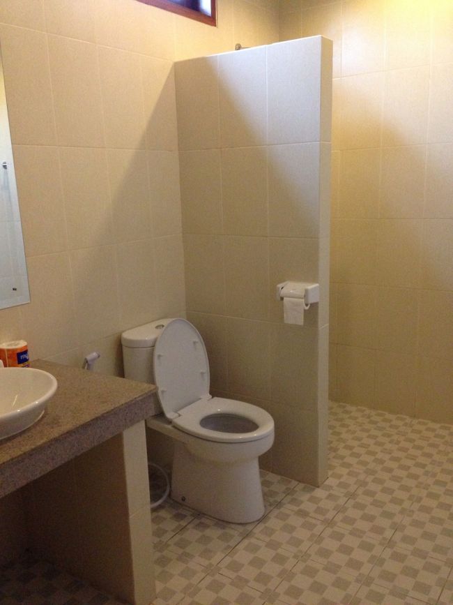 バスタブはないけど、ホットシャワーです。