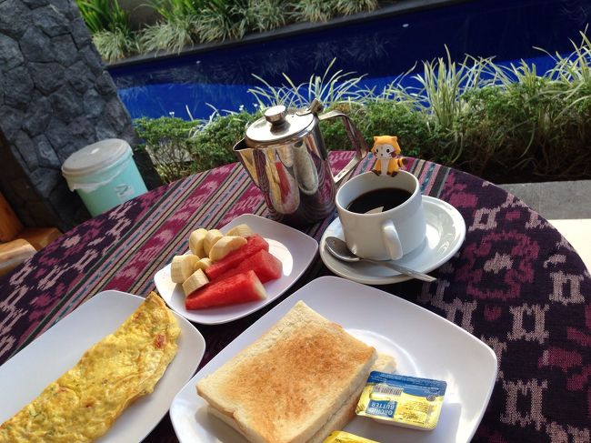 2日目<br />朝食は8時から11時。「起きた〜？朝食食べる〜？」と声をかけてくれて、部屋まで持ってきてくれます。<br />卵（オムレツorスクランブルエッグor目玉焼きorゆで卵）とパンとフルーツとコーヒー<br />オムレツ美味しいです。<br />